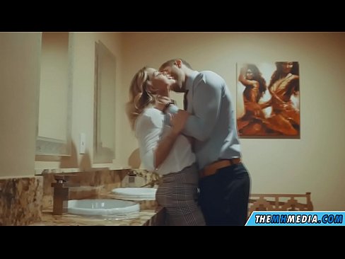 ❤️ Nalika pirang busty seduces anjeun dina restroom umum Sex di urang ❌❤